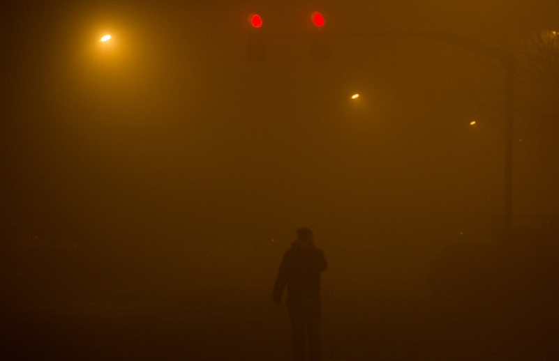 20日凌晨，北京朝阳区常营，车辆及路人在能见度极低的雾霾中缓慢前行