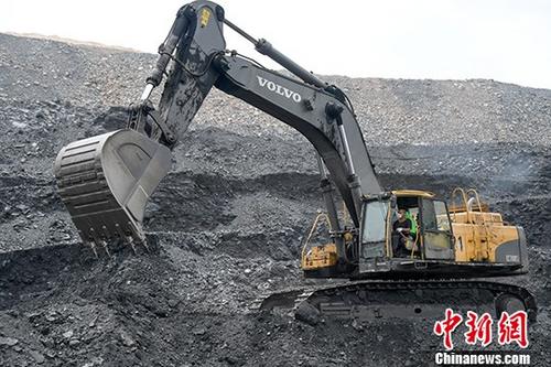资料图:国内一处露天煤矿,挖掘机进行采煤作业。<a target='_blank' href='http://www.chinanews.com/'>中新社</a>记者 武俊杰 摄 资料图:国内一处露天煤矿,挖掘机进行采煤作业。<a target='_blank' href='http://www.chinanews.com/'>中新社</a>记者 武俊杰 摄