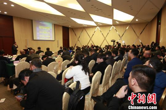 来自全国的煤炭、电力、钢铁、化工等企业相关负责人及各种金融机构、注册交易商代表逾2000人参加大会,共同探讨资源型地区经济转型发展思路。 主办方供图 摄 来自全国的煤炭、电力、钢铁、化工等企业相关负责人及各种金融机构、注册交易商代表逾2000人参加大会,共同探讨资源型地区经济转型发展思路。 主办方供图 摄