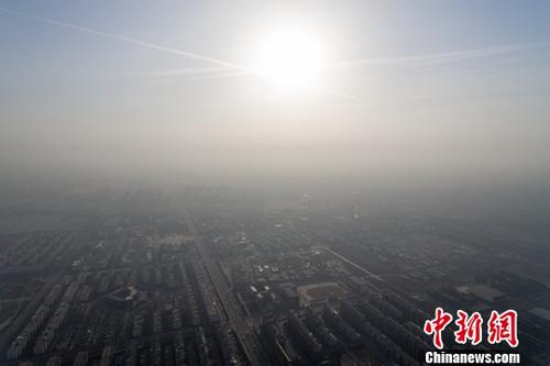11月30日,山西省太原市被雾霾笼罩。据当地气象台发布消息显示,太原实时空气质量指数全天在238左右徘徊,达到重度污染。<a target='_blank' href='http://www.chinanews.com/'>中新社</a>记者 韦亮 摄 点击进入下一页